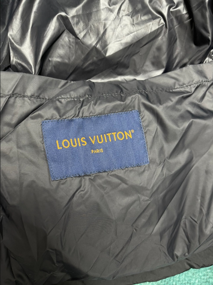 LOUIS VUITTON BLACK COAT - LVC043