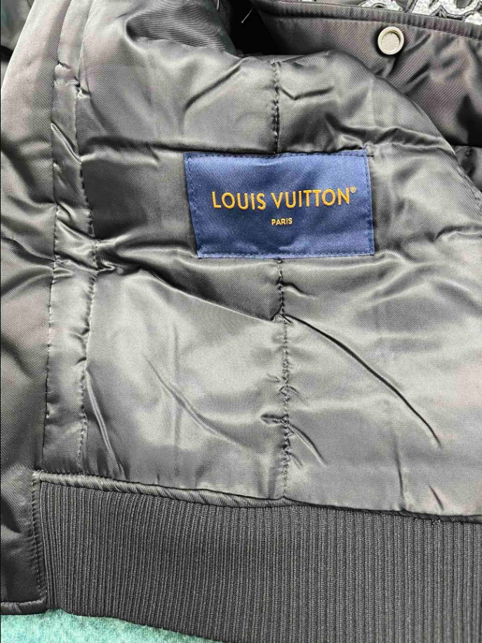 LOUIS VUITTON 'LV LOVERS' BLACK COAT - LVC042