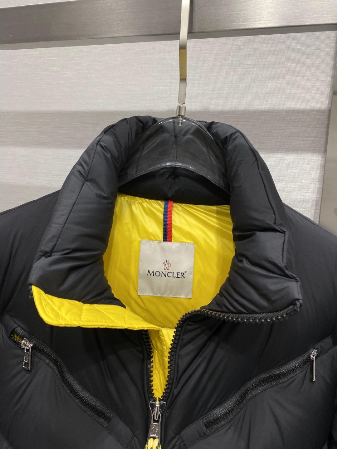 MONCLER Short Down Black Coat - MC147
