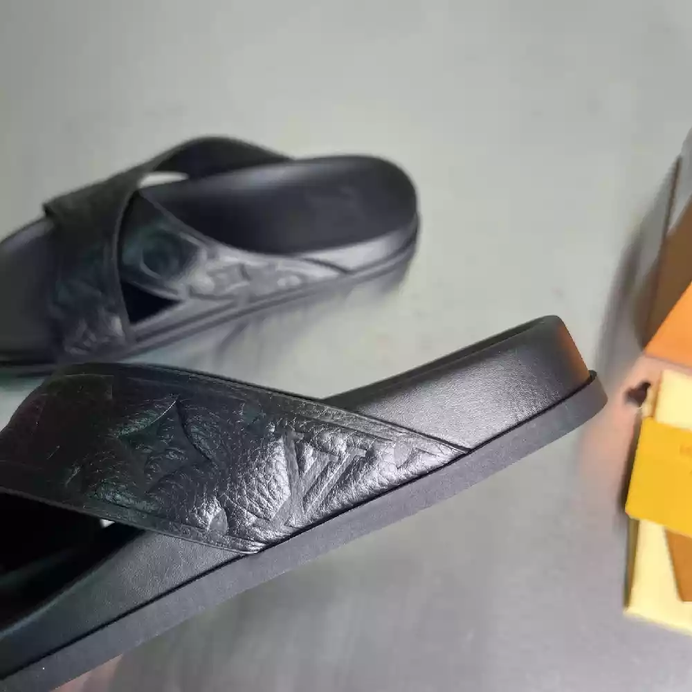 SLIPPERS'S – TAGGED "2" – DOWNTOWN - LVSD065 SLIPPERS'S – TAGGED "2" – DOWNTOWN