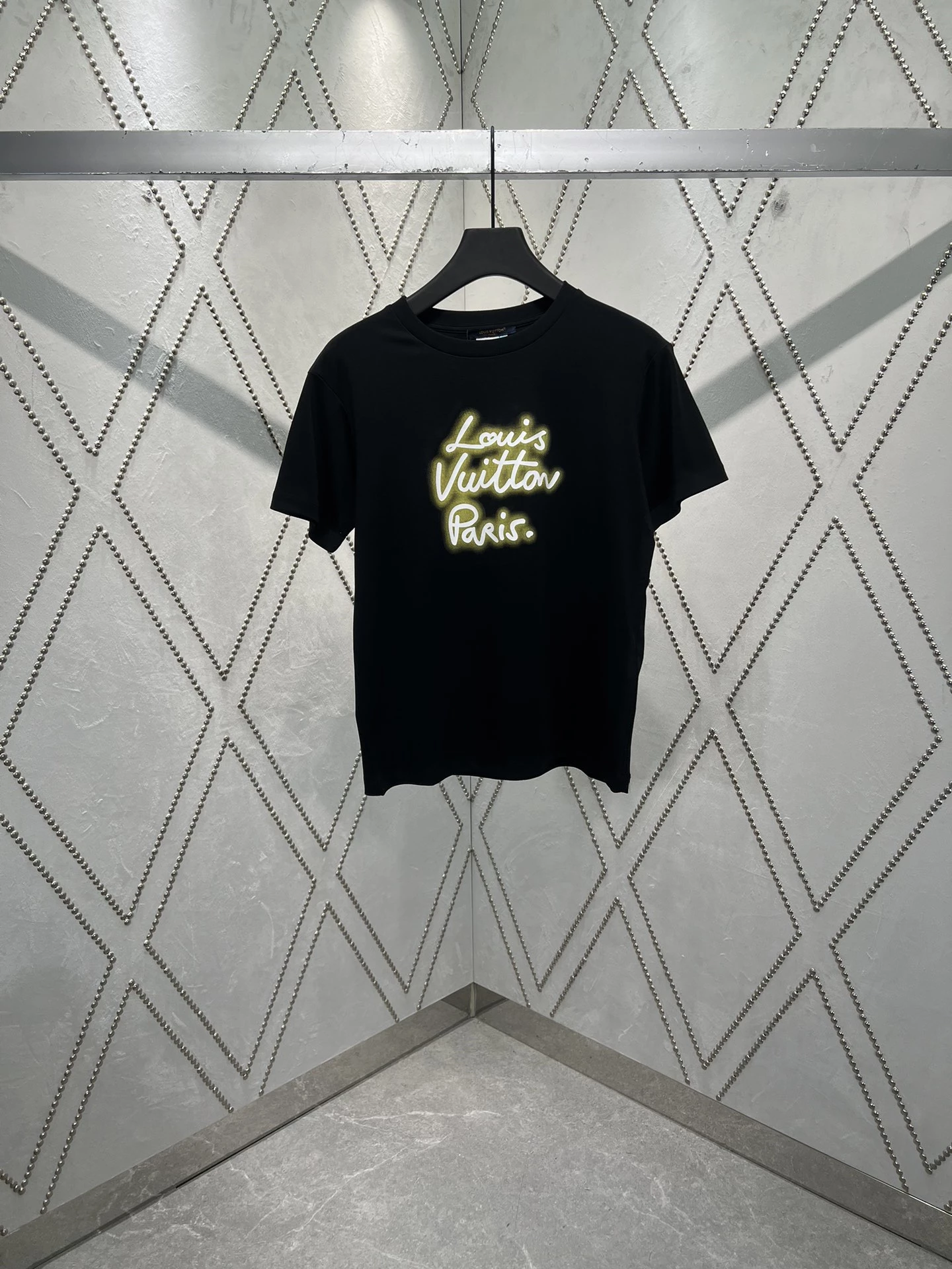 GLOW SIGNATURE T-SHIRT IN BLACK - LVC055 GLOW SIGNATURE T-SHIRT IN BLACK
