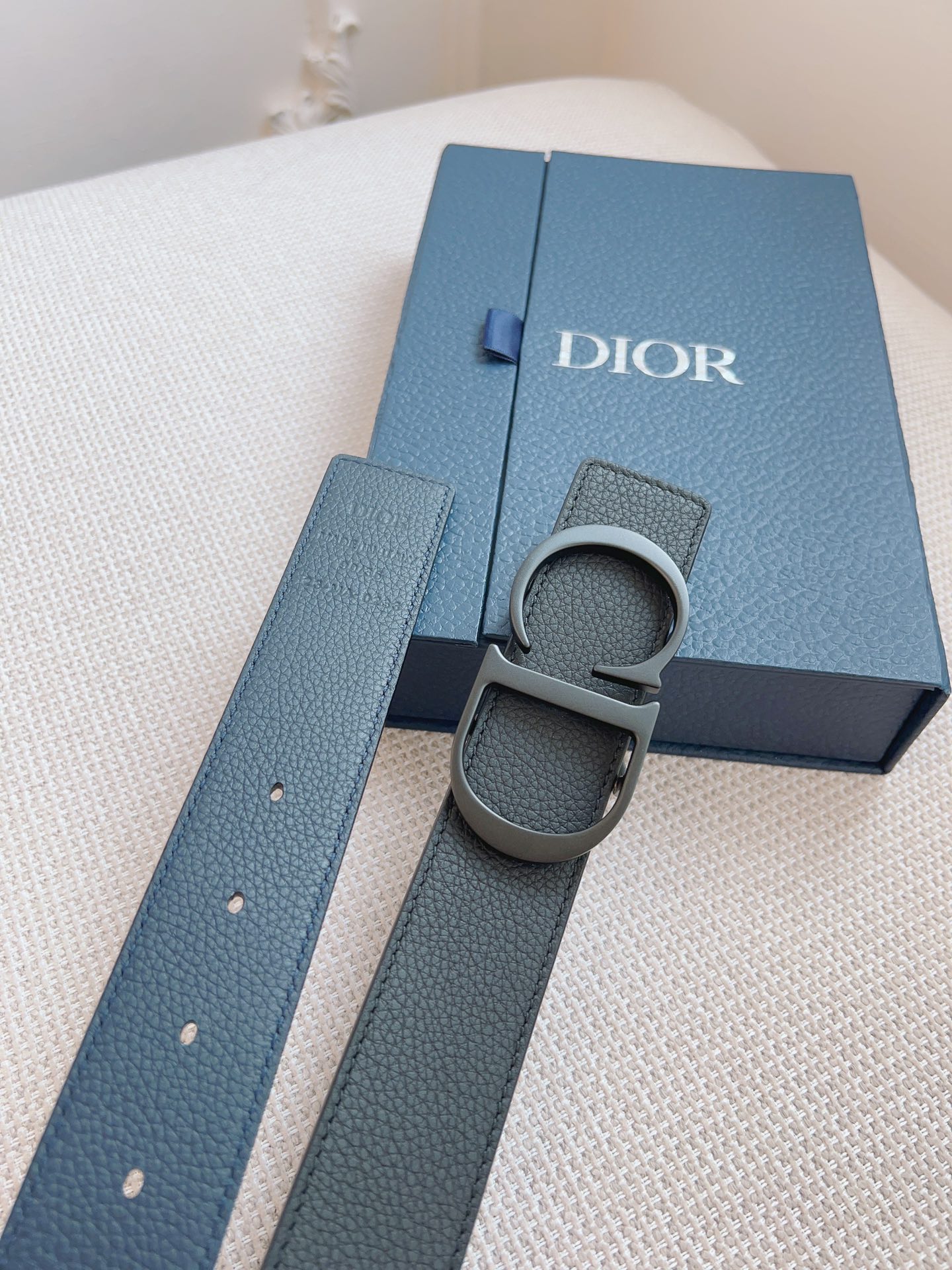 CHRISTIAN DIOR MEN REVERSIBLE GRAINED CALFSKI LEATHER BELT- DB007 CHRISTIAN DIOR MEN REVERSIBLE GRAINED CALFSKI LEATHER BELT
