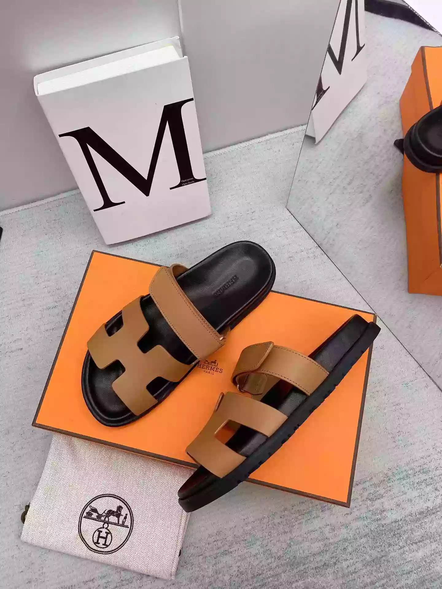 HERMES MEN'S CHYPRE SANDALS IN BROWN CALFSKIN - HMSD006