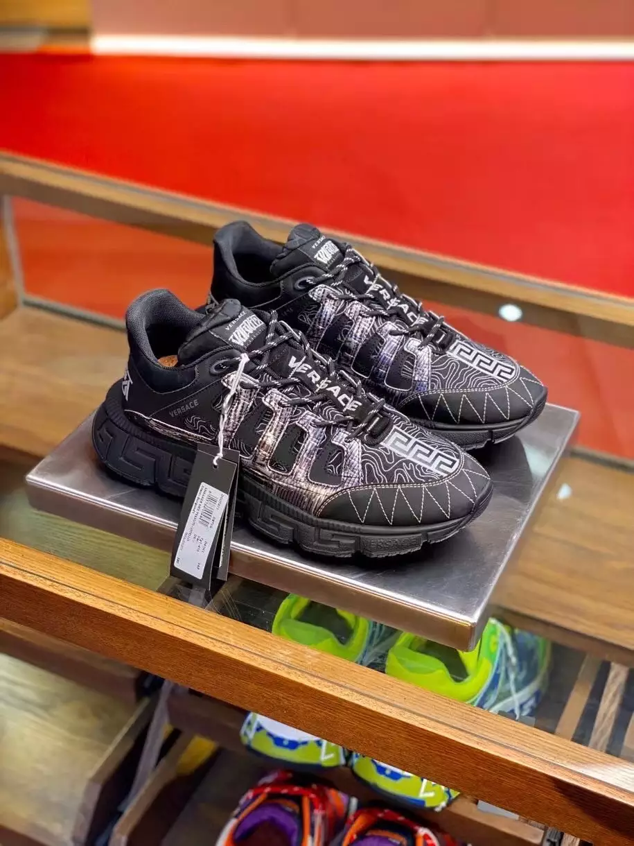 VERSACE WOMEN'S BLACK TRIGRECA SNEAKERS - VSS021