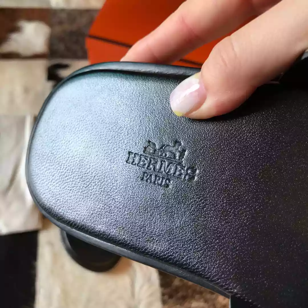 HERMES MEN'S IZMIR SANDALS IN BLACK SHINY NILOTICUS CROCODILE LEATHER - HMSD034