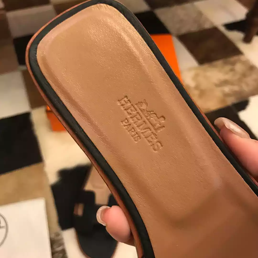 HERMES ORAN SLIDE SANDALS IN BLACK CLEMENCE LEATHER - HMSD104