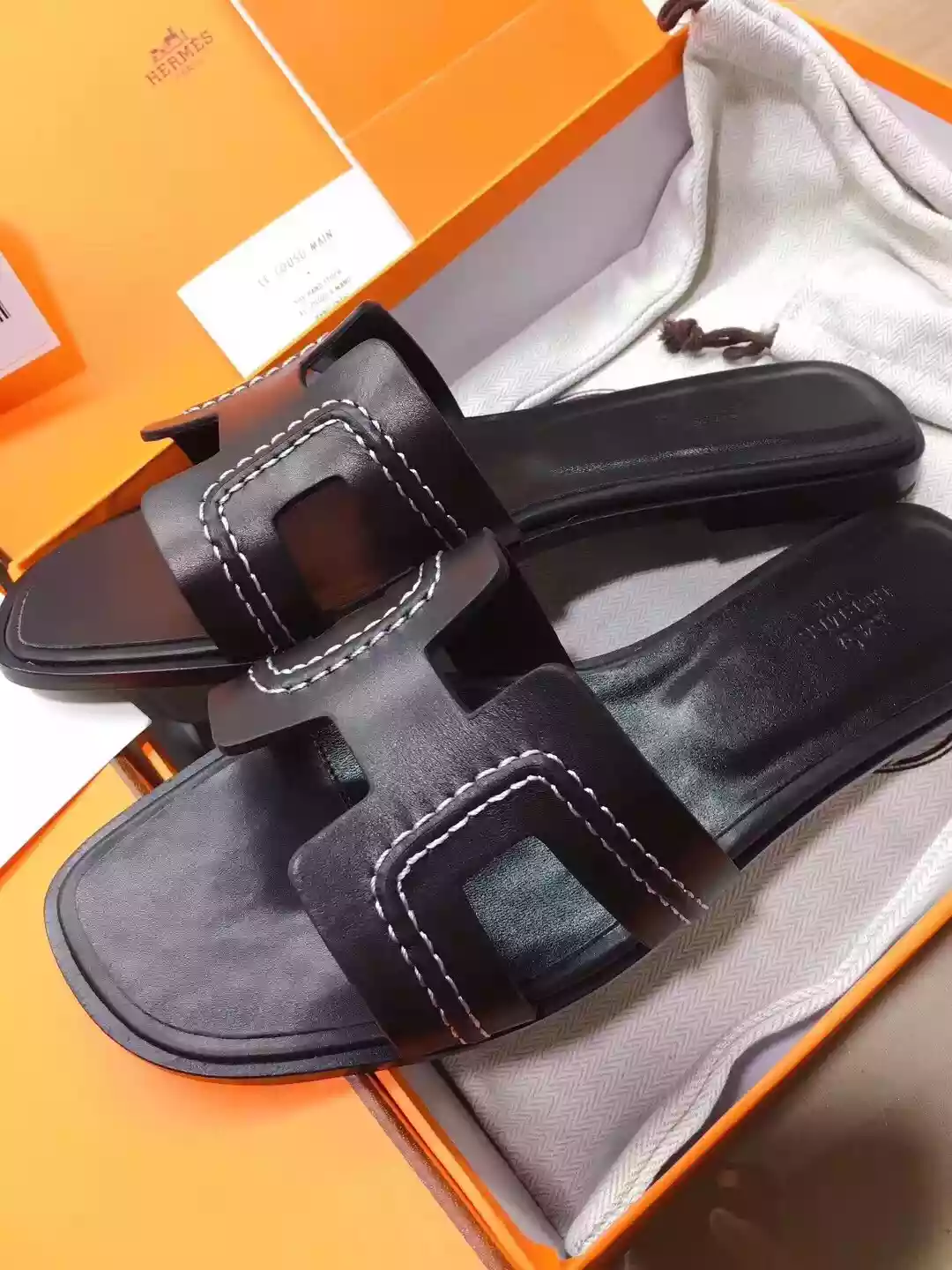 HERMES ORAN SLIDE SANDALS IN BLACK LEATHER WITH STITCHED - HMSD044