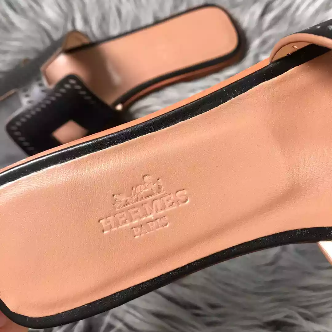 HERMES ORAN SLIDE SANDALS IN BLACK SWIFT PERFORATED CALFSKIN - HMSD100