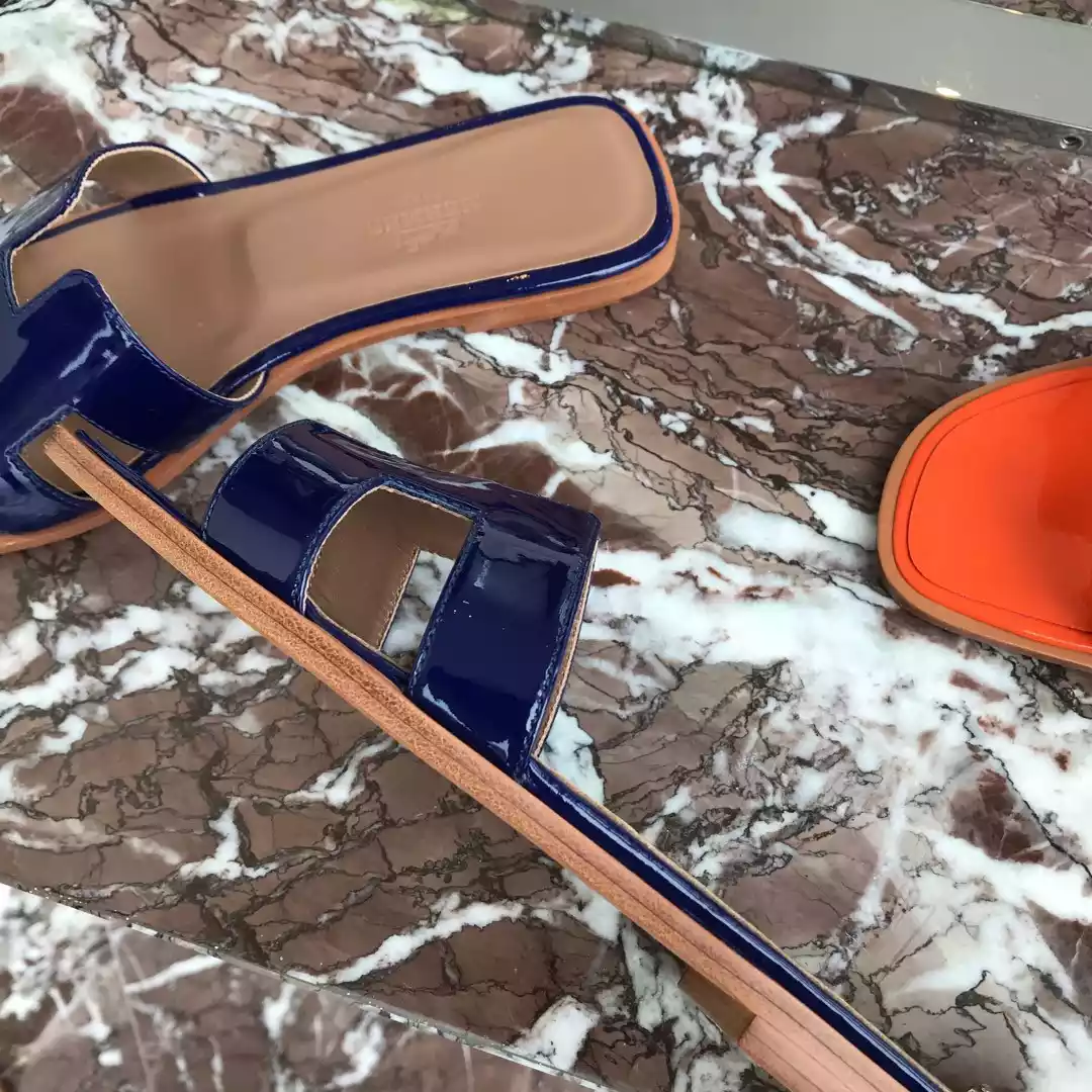 HERMES ORAN SLIDE SANDALS IN BLUE PATENT CALFSKIN - HMSD083