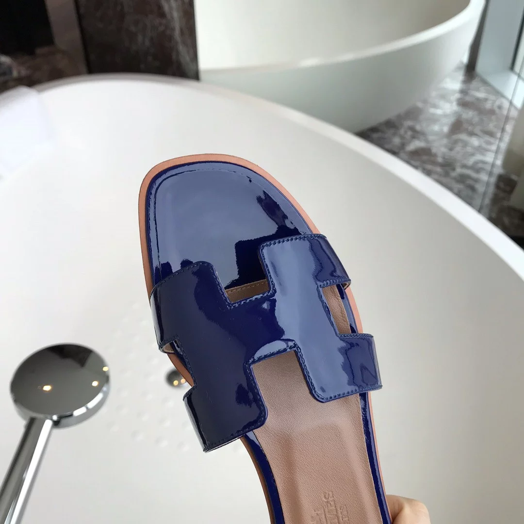 HERMES ORAN SLIDE SANDALS IN BLUE PATENT CALFSKIN - HMSD083