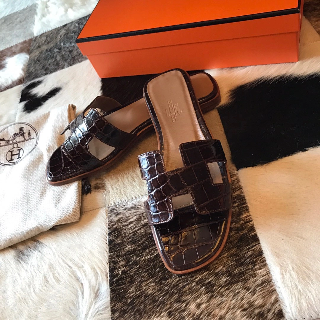 HERMES ORAN SLIDE SANDALS IN BURGUNDY SHINY NILOTICUS CROCODILE SKIN - HMSD049