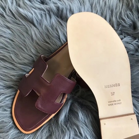 HERMES ORAN SLIDE SANDALS IN BURGUNDY SWIFT CALFSKIN - HMSD122
