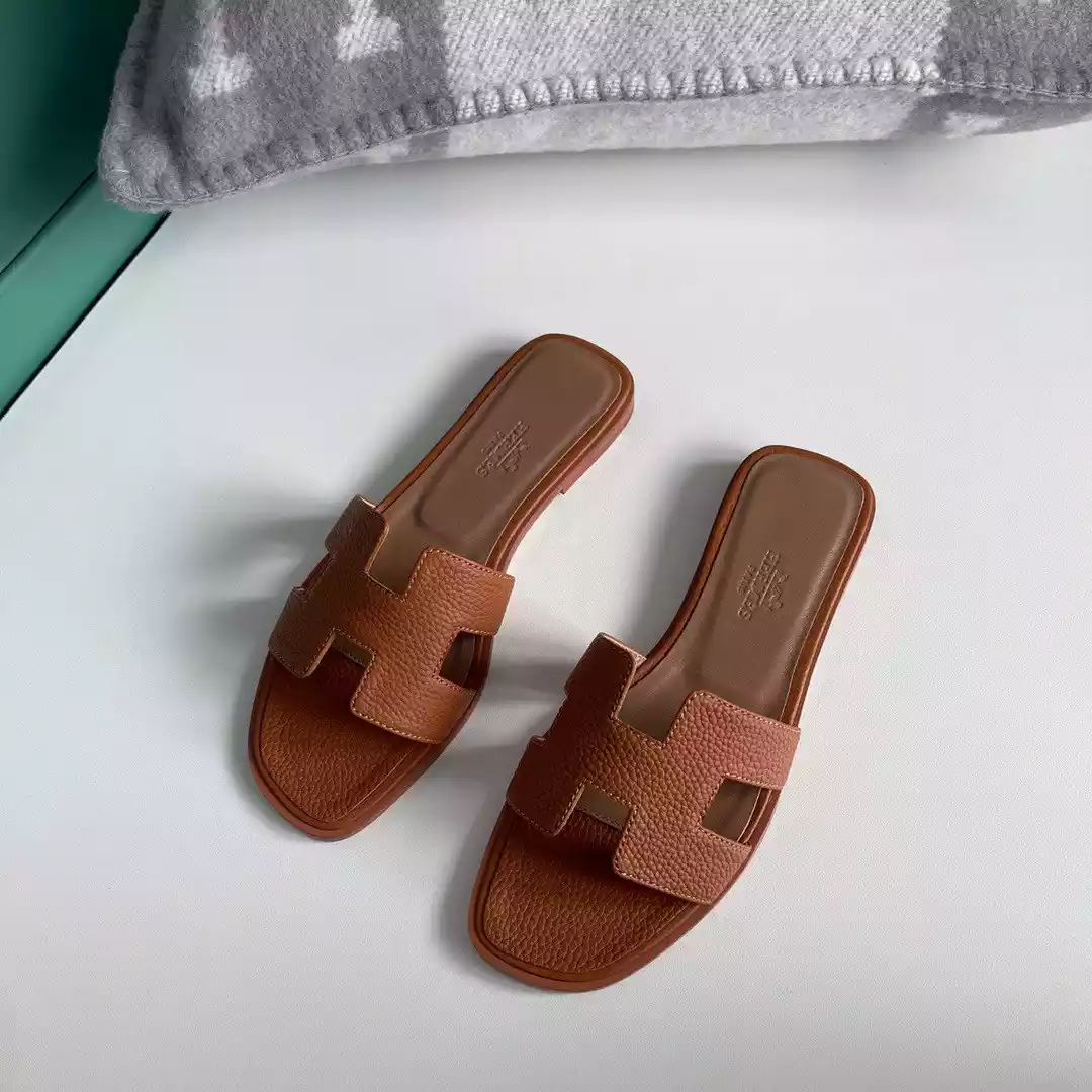 HERMES ORAN SLIDE SANDALS IN GOLD CLEMENCE LEATHER - HMSD105