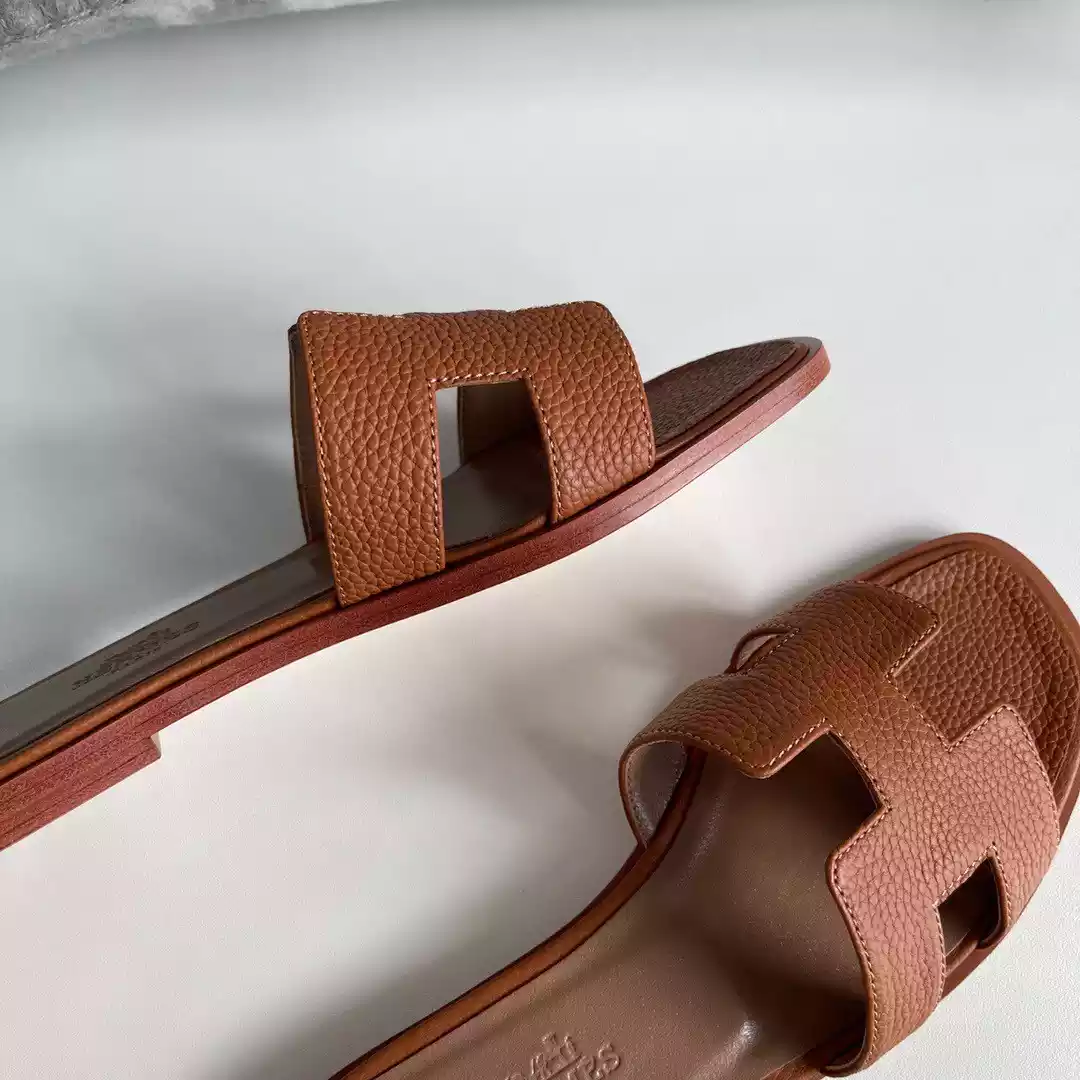 HERMES ORAN SLIDE SANDALS IN GOLD CLEMENCE LEATHER - HMSD105