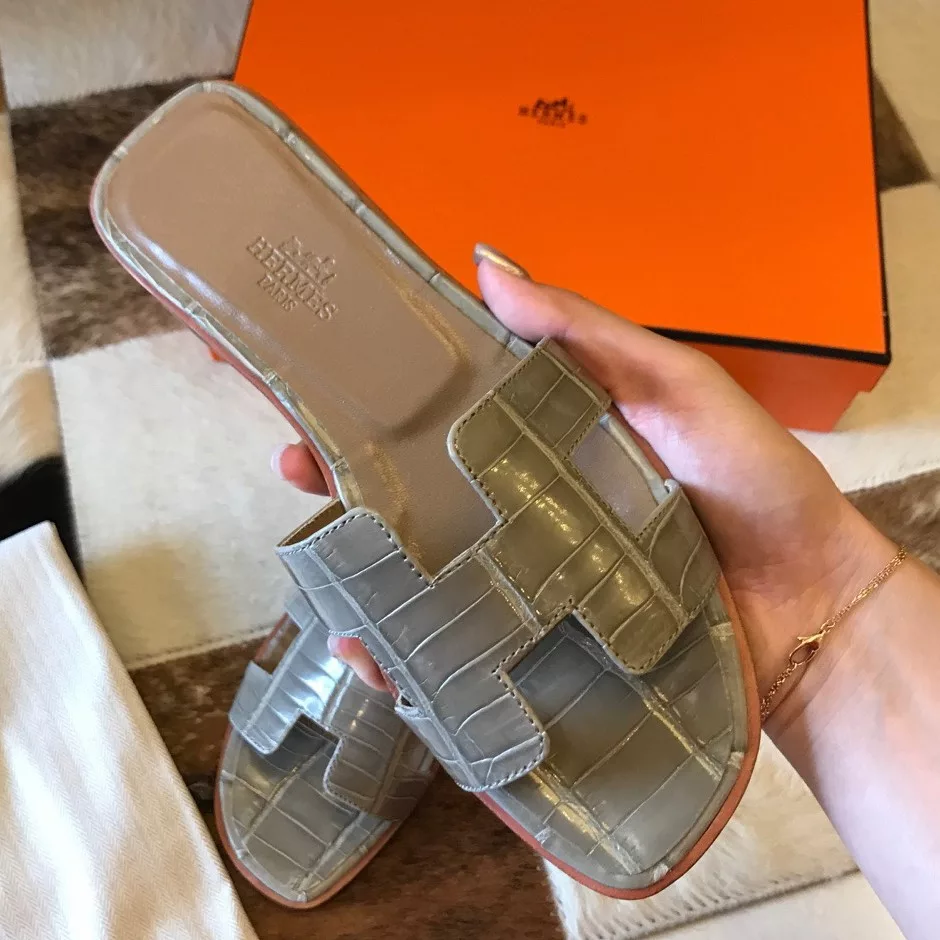 HERMES ORAN SLIDE SANDALS IN GREY SHINY NILOTICUS CROCODILE SKIN - HMSD052