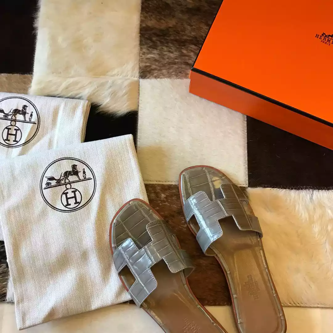 HERMES ORAN SLIDE SANDALS IN GREY SHINY NILOTICUS CROCODILE SKIN - HMSD052