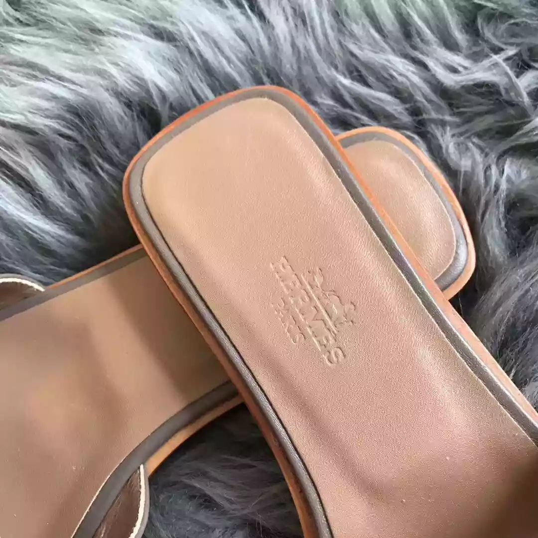 HERMES ORAN SLIDE SANDALS IN GREY SWIFT CALFSKIN - HMSD125