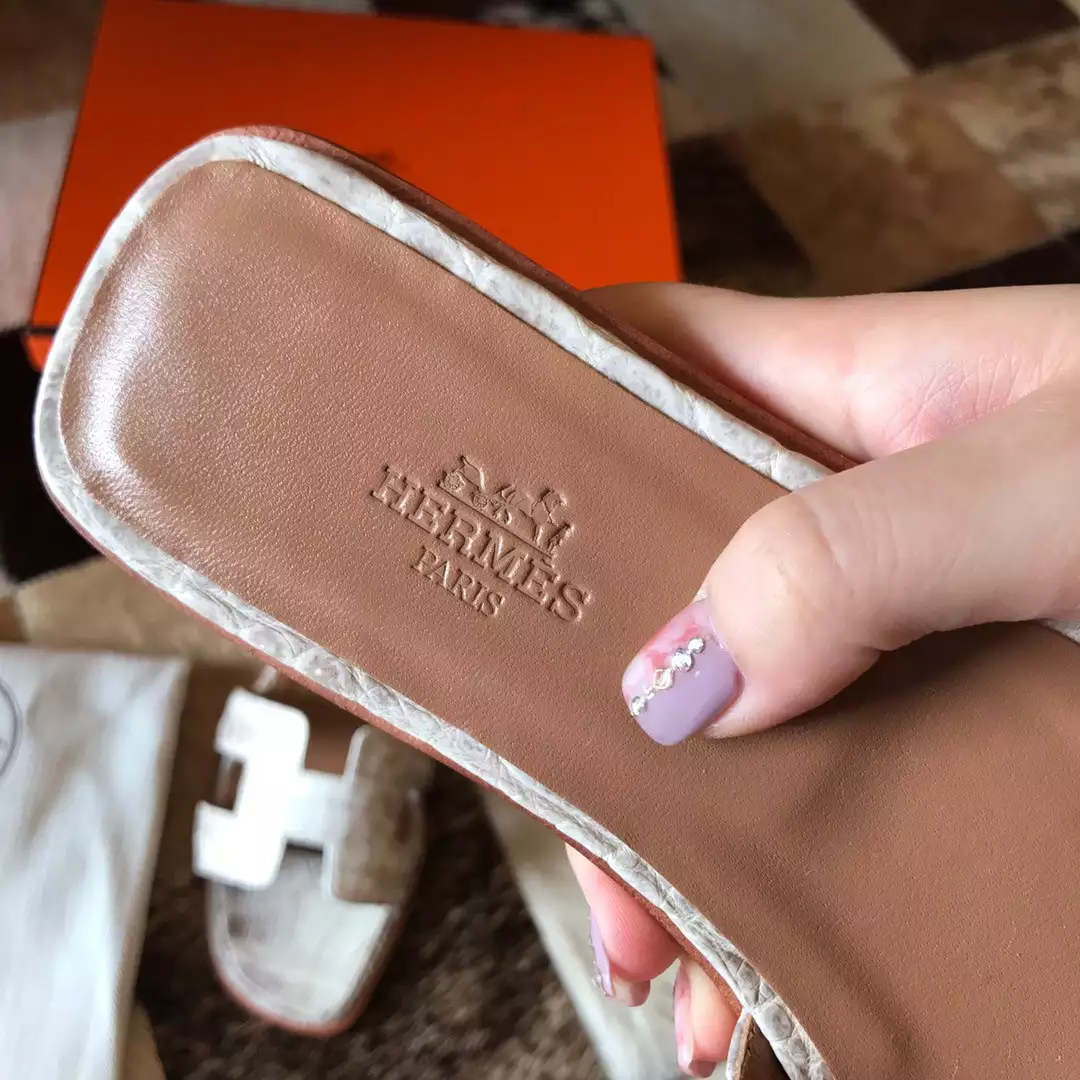 HERMES ORAN SLIDE SANDALS IN HIMALAYA NILOTICUS CROCODILE SKIN - HMSD059