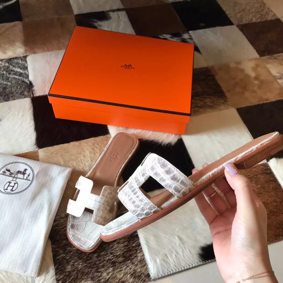 HERMES ORAN SLIDE SANDALS IN HIMALAYA NILOTICUS CROCODILE SKIN - HMSD059