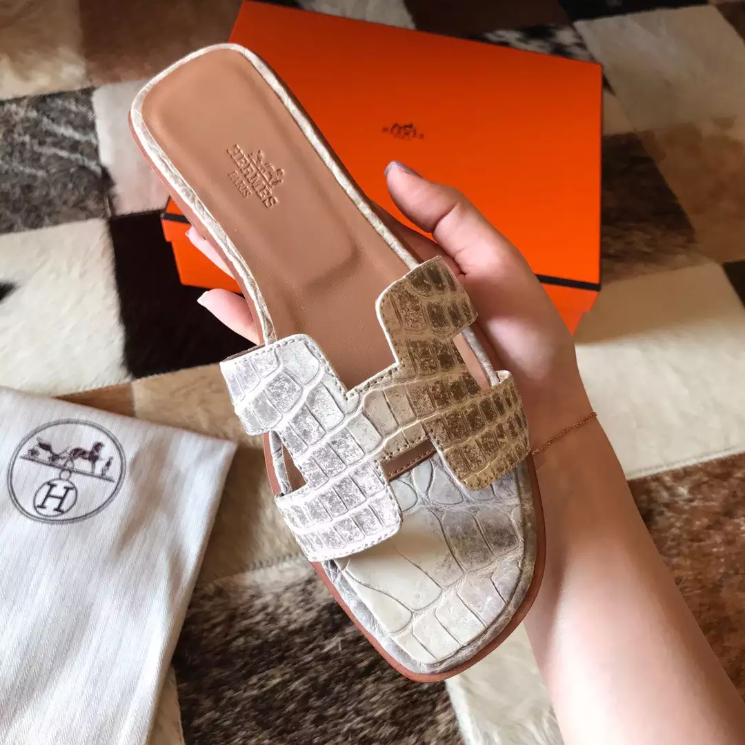 HERMES ORAN SLIDE SANDALS IN HIMALAYA NILOTICUS CROCODILE SKIN - HMSD059