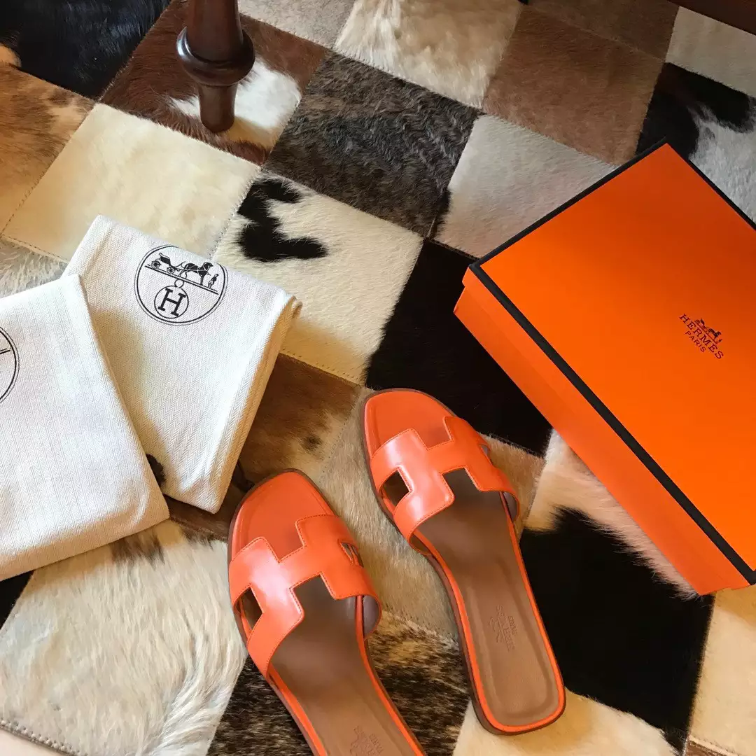 HERMES ORAN SLIDE SANDALS IN ORANGE SWIFT CALFSKIN - HMSD115