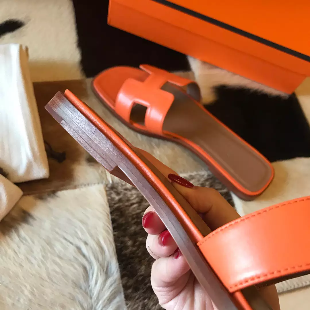 HERMES ORAN SLIDE SANDALS IN ORANGE SWIFT CALFSKIN - HMSD115