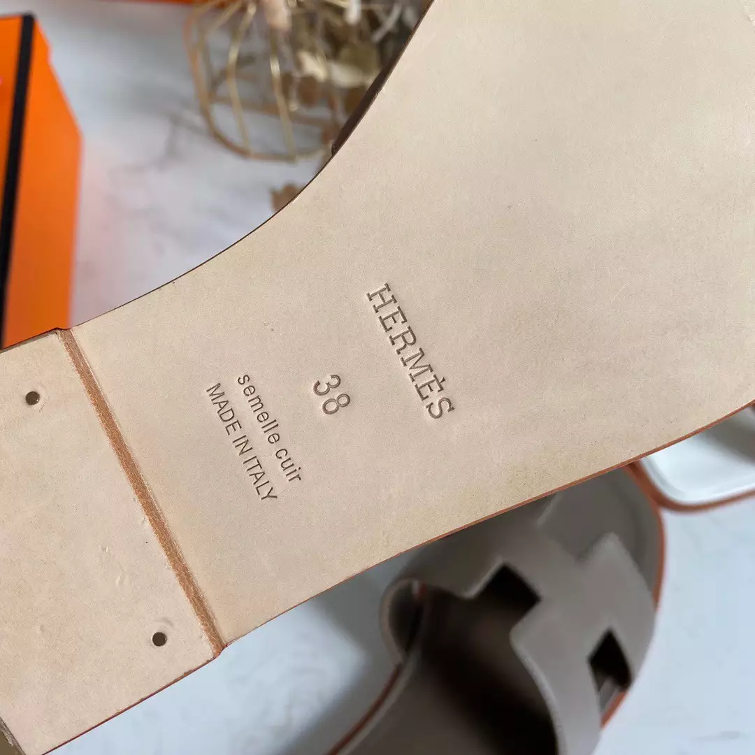 HERMES ORAN SLIDE SANDALS IN TAUPE SWIFT CALFSKIN - HMSD116