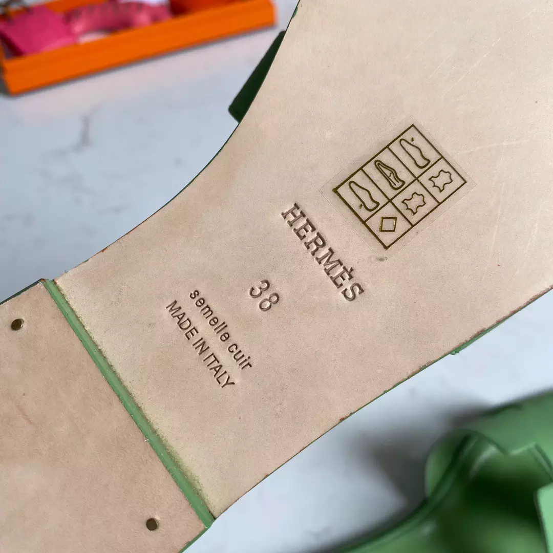 HERMES ORAN SLIDE SANDALS IN VERT CRIQUET EPSOM CALFSKIN - HMSD093