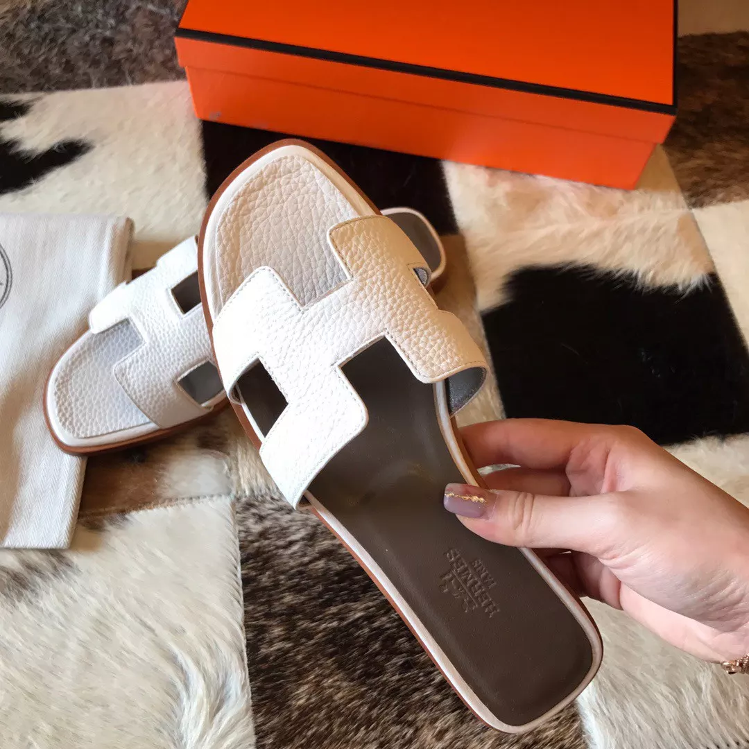 HERMES ORAN SLIDE SANDALS IN WHITE CLEMENCE LEATHER - HMSD108