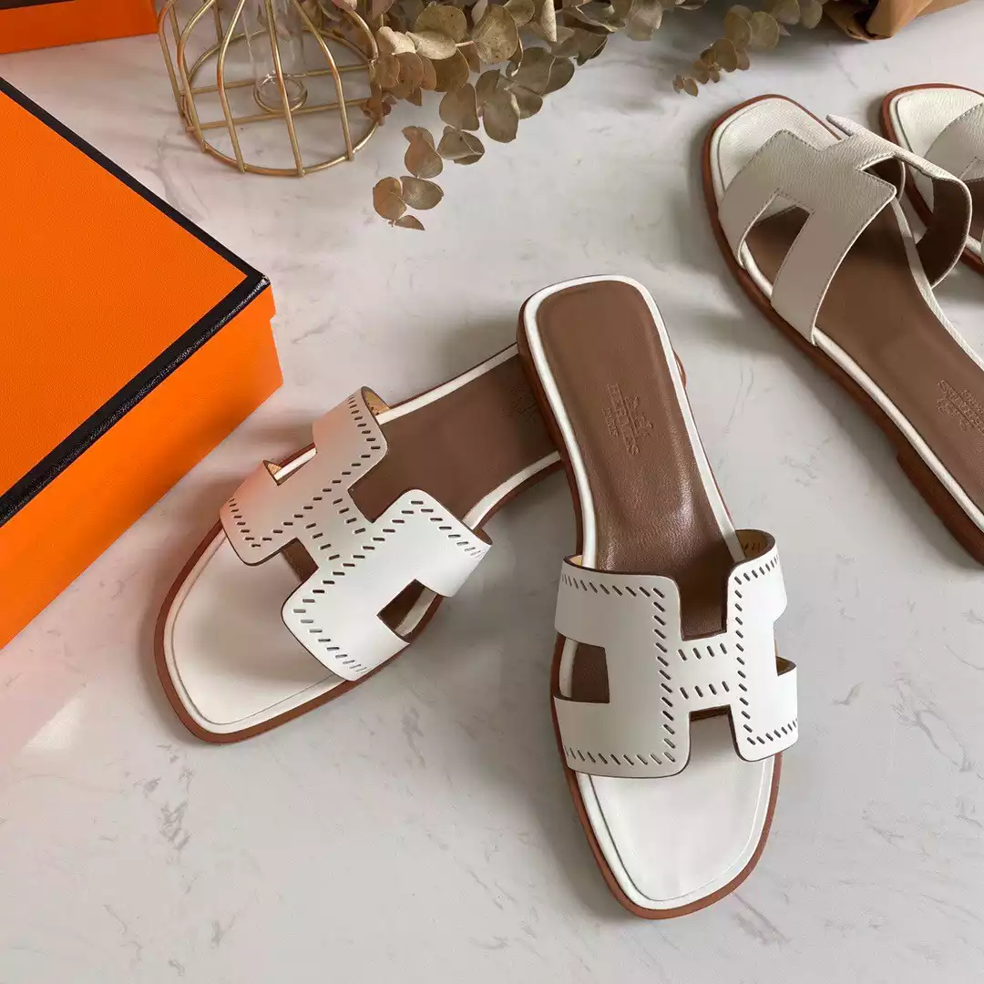 HERMES ORAN SLIDE SANDALS IN WHITE SWIFT PERFORATED CALFSKIN - HMSD101