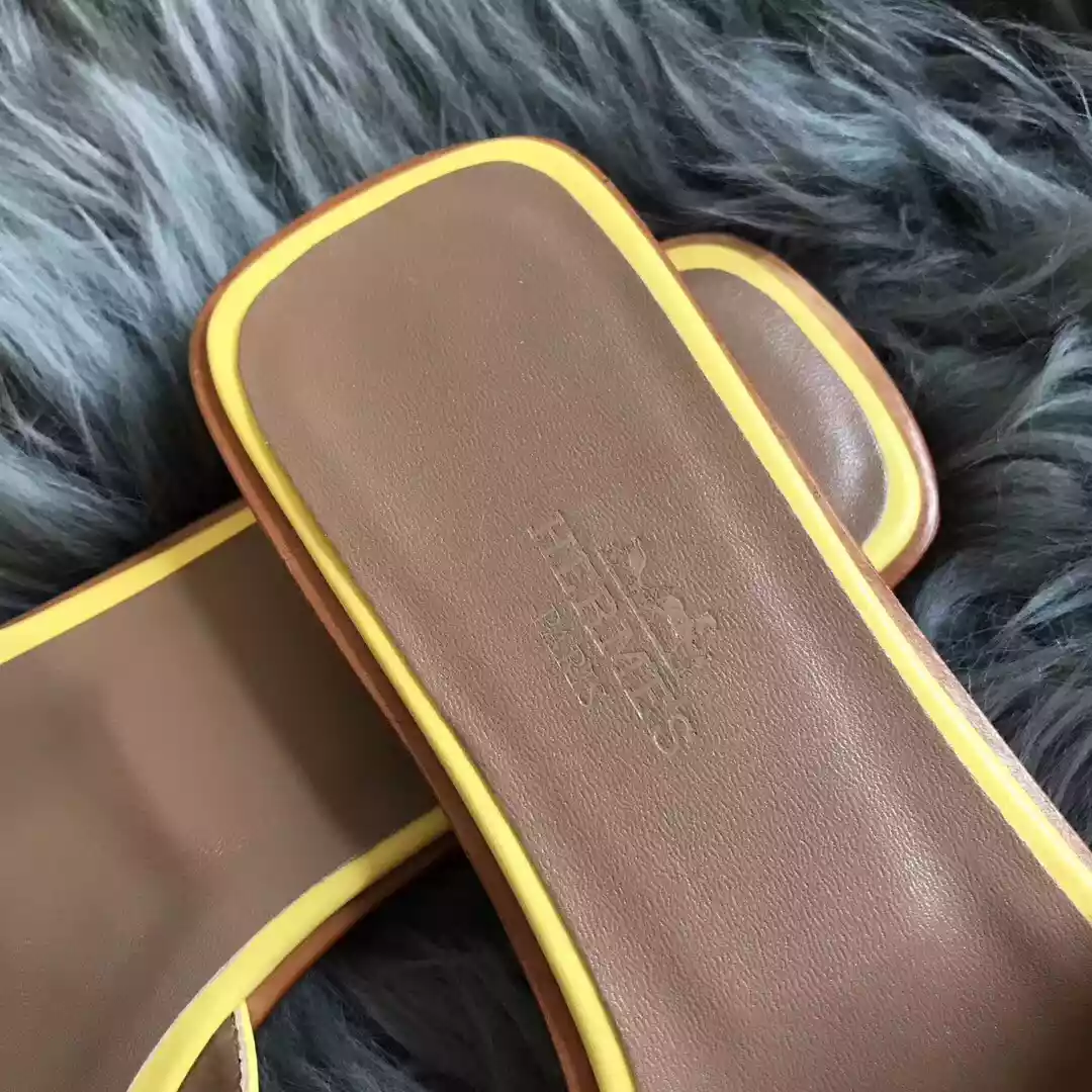 HERMES ORAN SLIDE SANDALS IN YELLOW SWIFT CALFSKIN - HMSD128