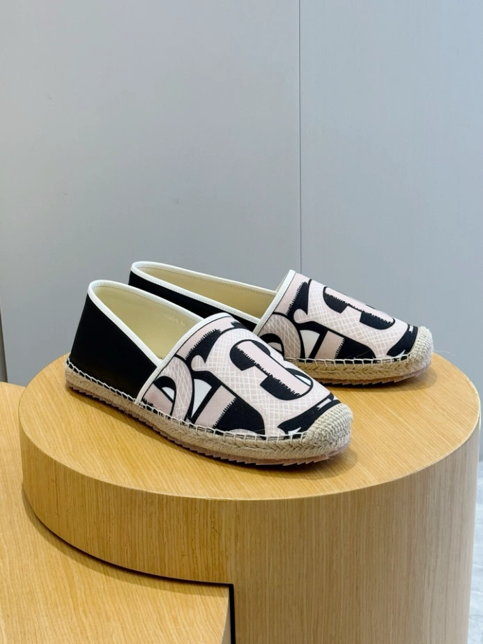 BURBERRY CANVAS STRAW BUCKET - BBR042