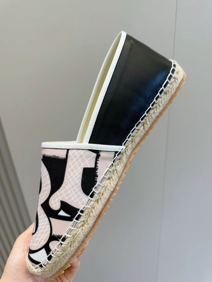 BURBERRY CANVAS STRAW BUCKET - BBR042