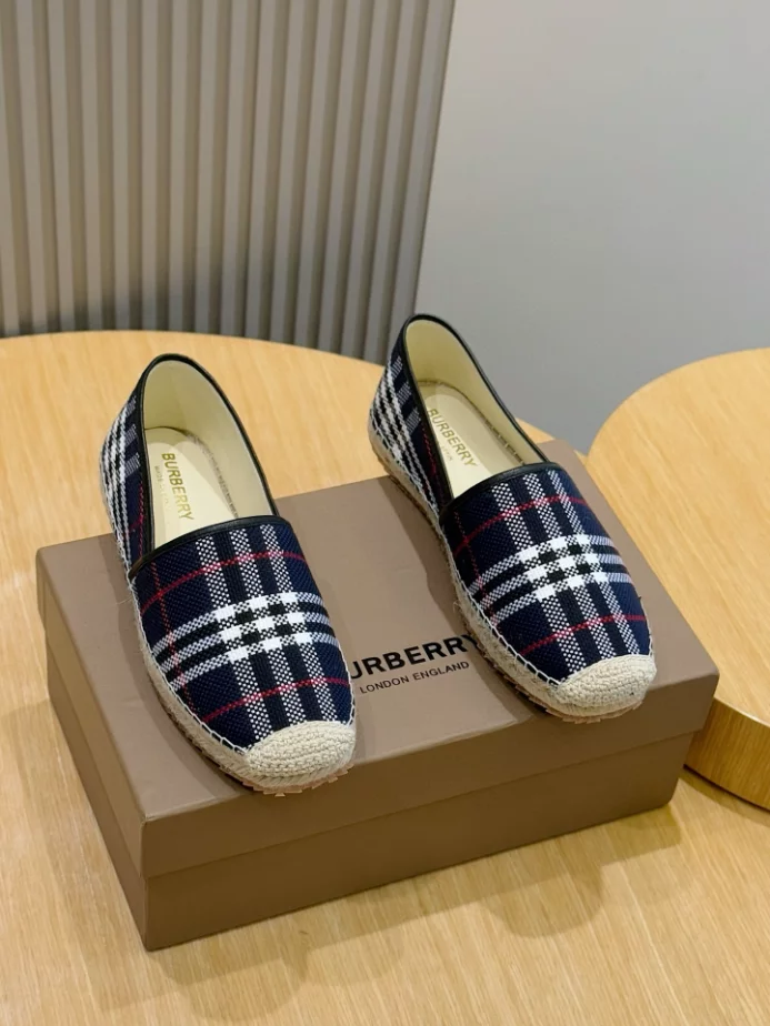 BURBERRY CANVAS STRAW BUCKET - BBR039