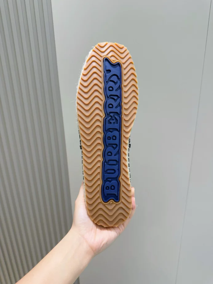 BURBERRY CANVAS STRAW BUCKET - BBR039