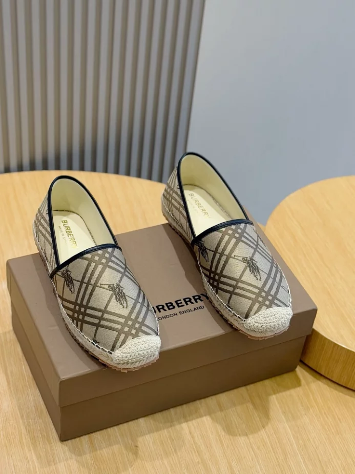 BURBERRY CANVAS STRAW BUCKET - BBR040