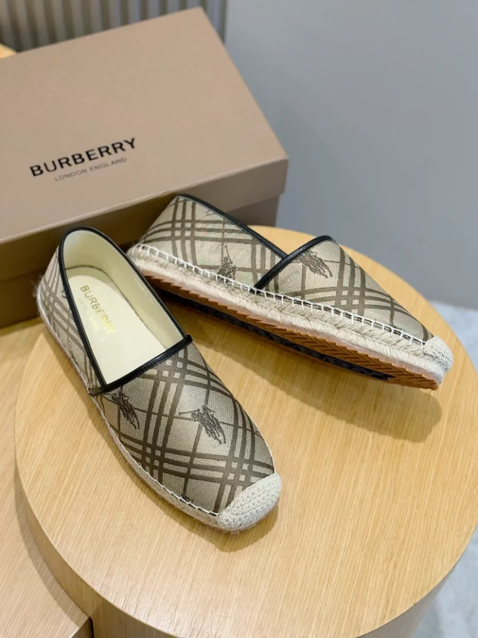 BURBERRY CANVAS STRAW BUCKET - BBR040