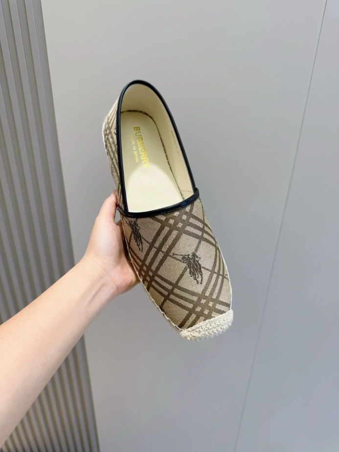 BURBERRY CANVAS STRAW BUCKET - BBR040