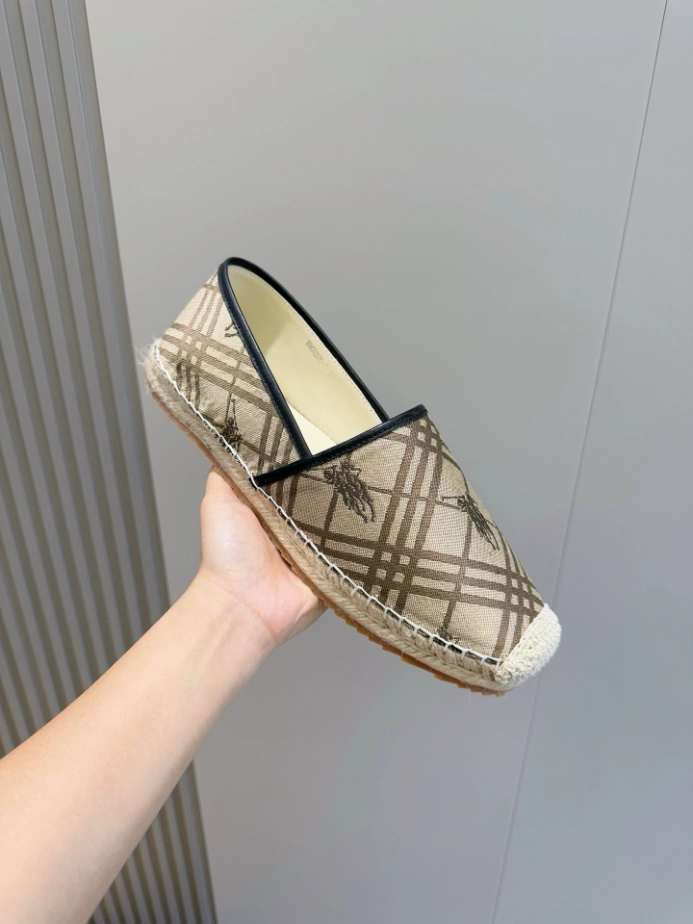 BURBERRY CANVAS STRAW BUCKET - BBR040