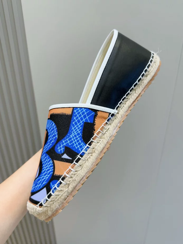 BURBERRY CANVAS STRAW BUCKET - BBR041