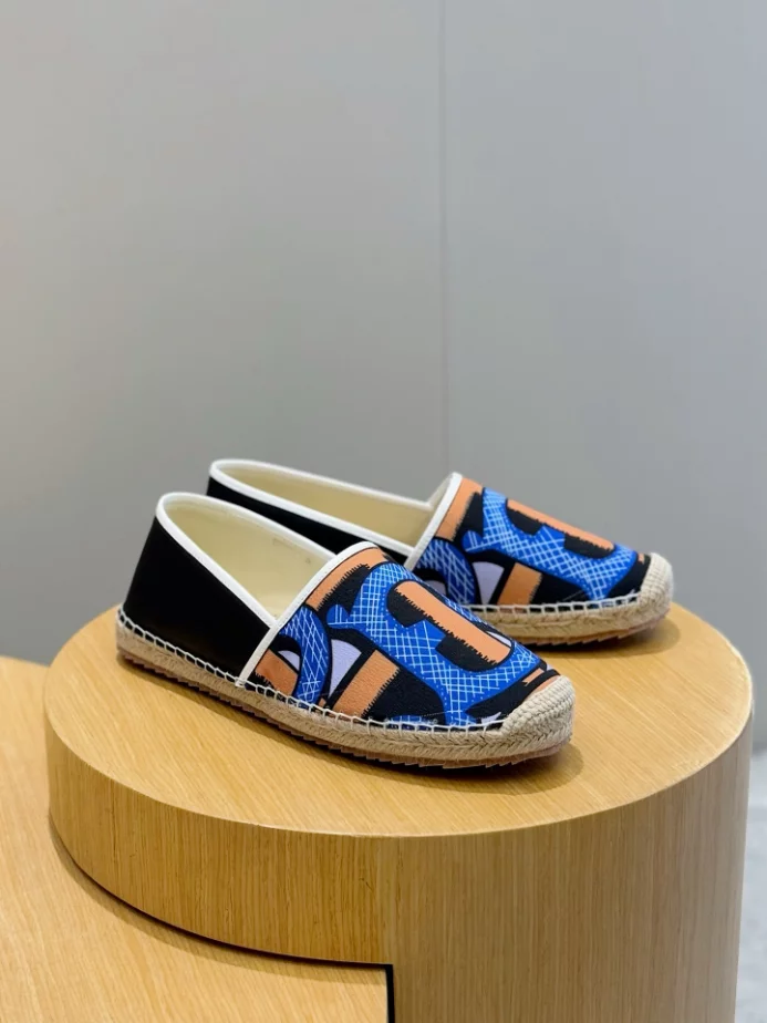 BURBERRY CANVAS STRAW BUCKET - BBR041