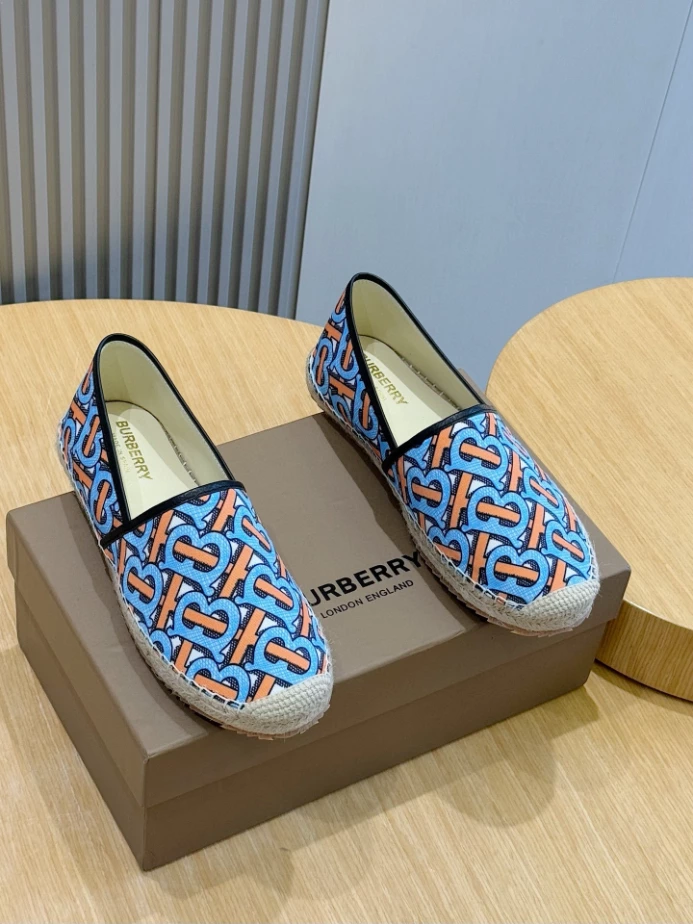 BURBERRY CANVAS STRAW BUCKET - BBR044