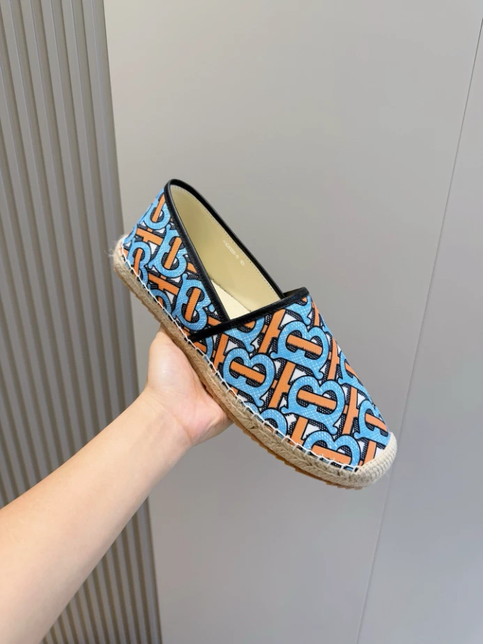 BURBERRY CANVAS STRAW BUCKET - BBR044