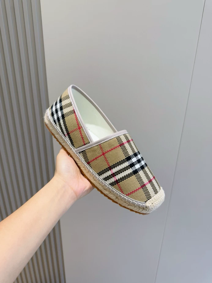 BURBERRY CANVAS STRAW BUCKET - BBR045