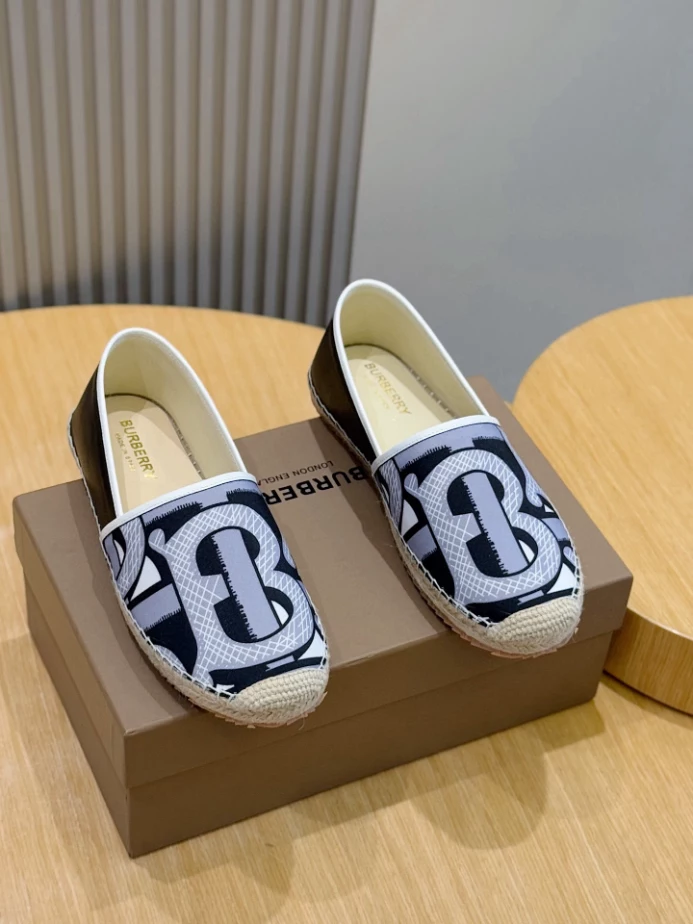 BURBERRY CANVAS STRAW BUCKET - BBR047