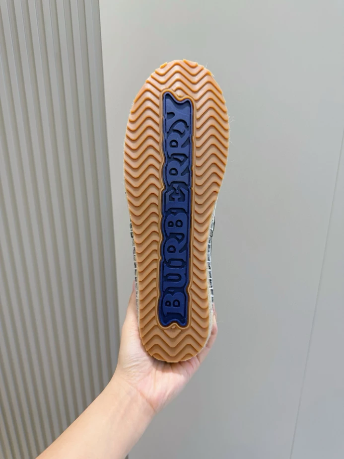 BURBERRY CANVAS STRAW BUCKET - BBR048