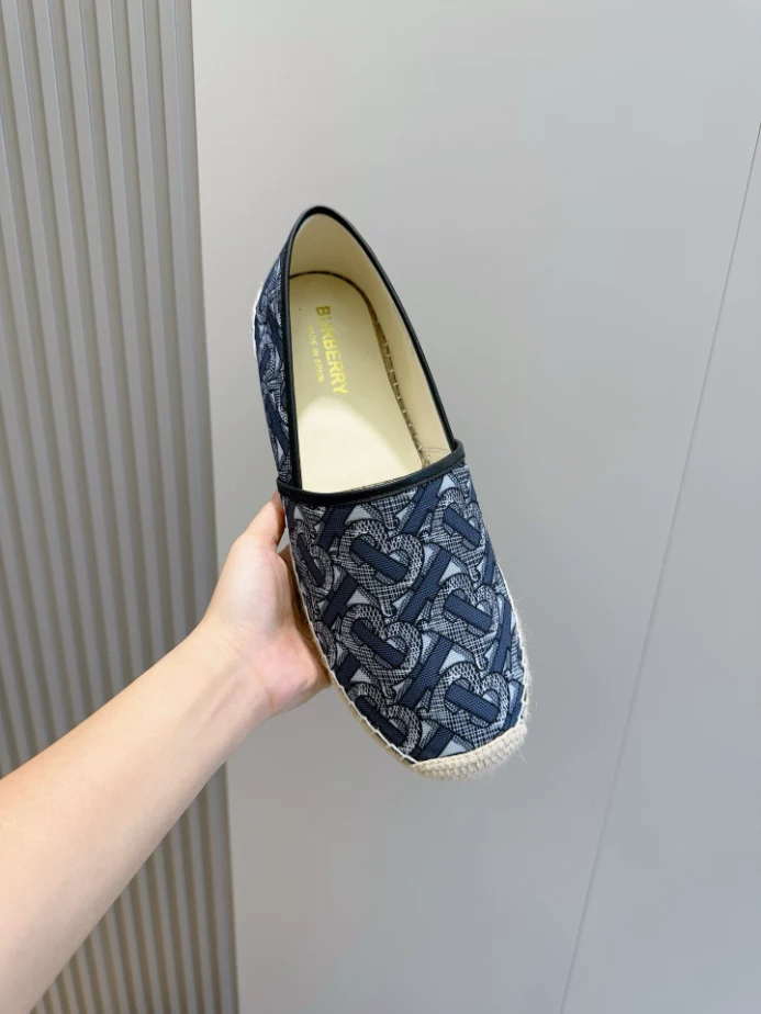 BURBERRY CANVAS STRAW BUCKET - BBR048