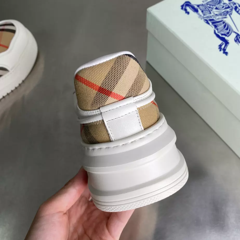BURBERRY SNEAKERS - BBR033