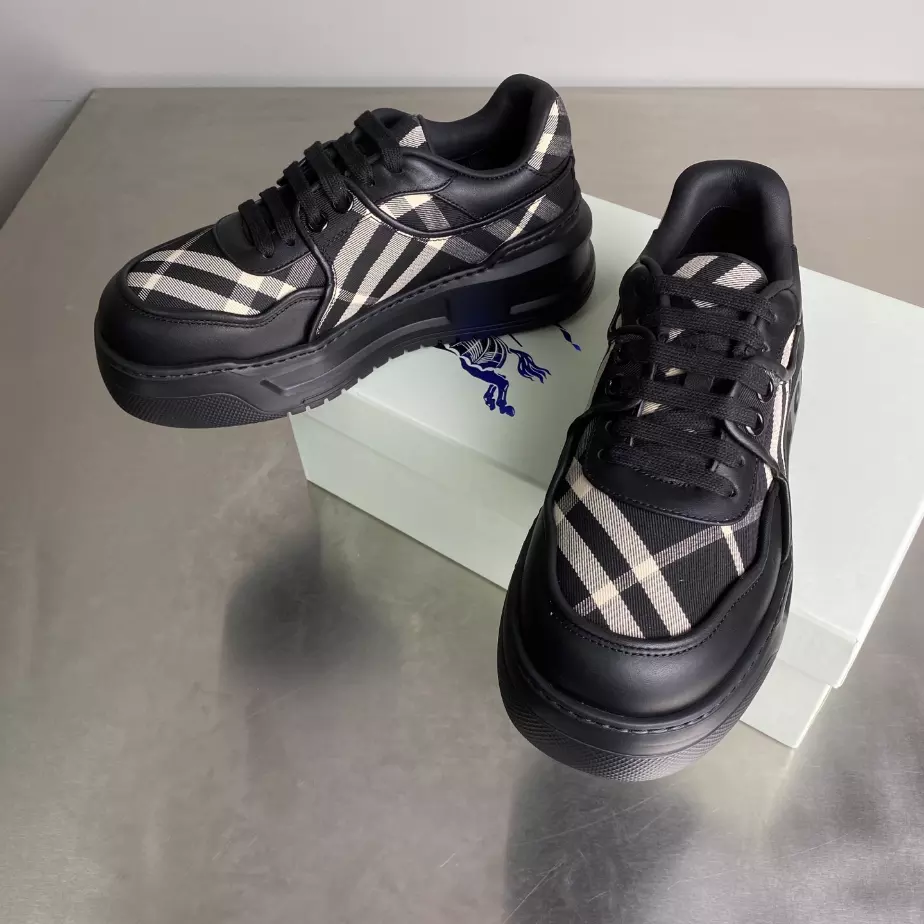 BURBERRY SNEAKERS - BBR034