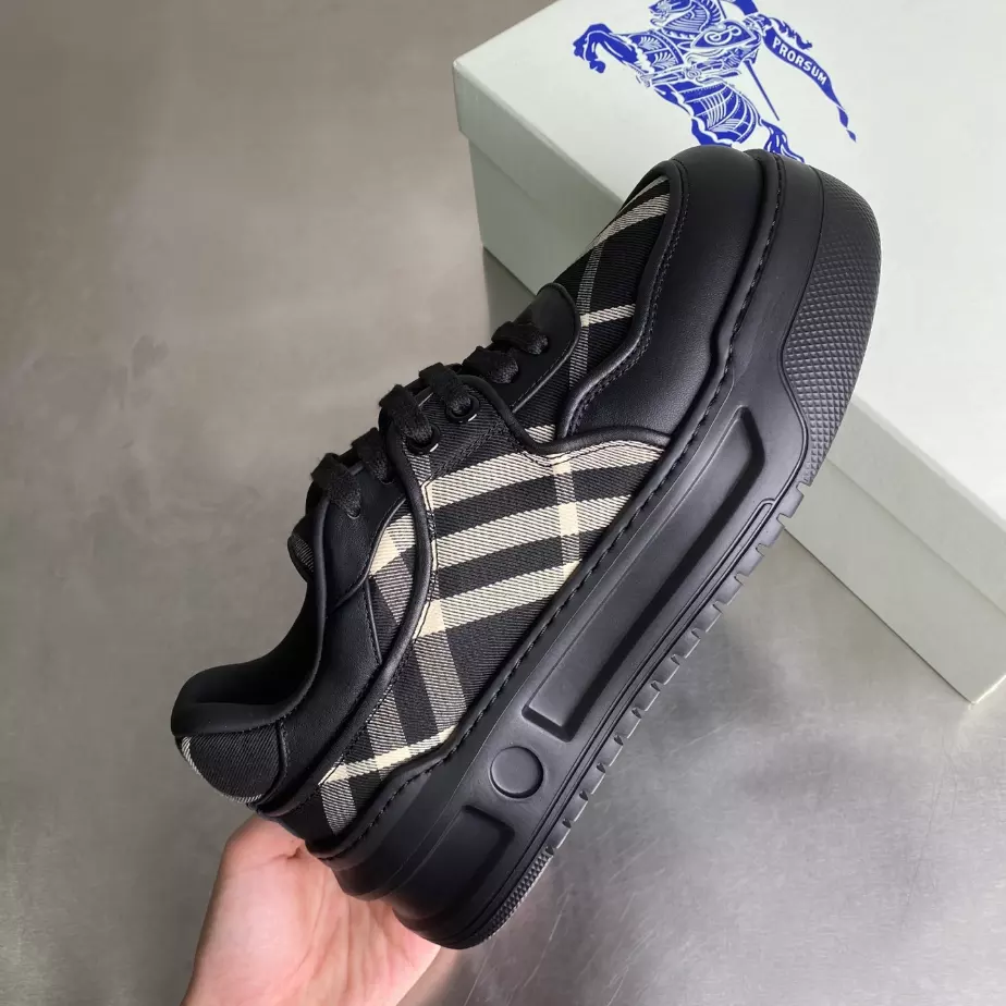 BURBERRY SNEAKERS - BBR034
